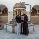 Qui troviamo ad accoglierci il 49enne Fra Marco, "guardiano" del monastero, con la 50enne Marica Rizzi, responsabile dell�associazione nata per gestire il progetto e membro dell�Ordine francescano secolare
